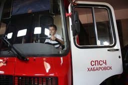 В Хабаровске юным железнодорожникам показали современную пожарно-спасательную технику