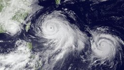 С юга поднимается тропический циклон "Нангка"
