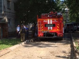Пожарные ликвидируют последствия хлопка газово-воздушной смеси в Хабаровске