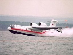 Самолет-амфибия Бе-200 ЧС тушит пожары в Амурской области