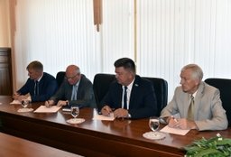 Губернатор Вячеслав Шпорт встретился с руководителями фракций политических партий краевого парламента