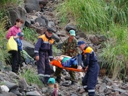 Сахалинские спасатели пришли на помощь ребёнку, сорвавшемуся со скалы