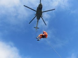 Магаданские спасатели и авиаторы МЧС провели тренировку по парашютно-десантной подготовке