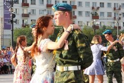 В Хабаровске сотня пар исполнила «Вальс Победы»