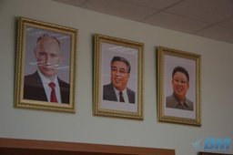 В хабаровской гимназии повесили портреты Владимира Путина, Ким Ир Сена и Ким Чен Ир