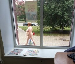 Женщина солидного возраста прогулялась голышем по центру Комсомольска
