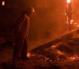 Комсомольские огнеборцы тушили дачный дом и летнюю кухню