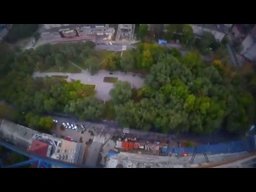 Хабаровский бейсджампер прыгнул с крана жилого комплекса "Гранит" и приземлился на Амурском бульваре