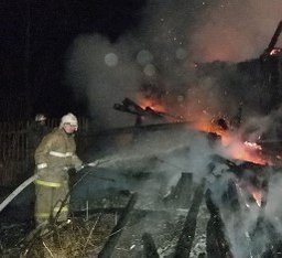 Пожарные подразделения выезжали на тушение дачного дома в садовом обществе в Комсомольске