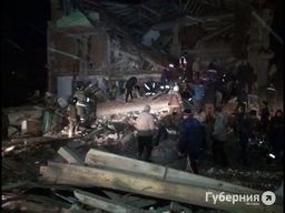 Взрыв газа уничтожил подъезд трехэтажного дома в поселке Корфовский