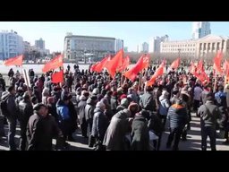 Свыше пятиста человек собрались на главной площади города, чтобы отпраздновать 98-ю годовщину великой Октябрьской социалистической революции