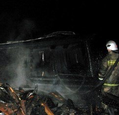 Хабаровские пожарные тушили строительный вагончик
