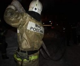 Пожарные ликвидируют возгорание двухэтажного жилого дома на улице Краснофлотской в Хабаровске