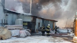 Пожарно-спасательные подразделения ликвидируют пожар на складе в Хабаровске