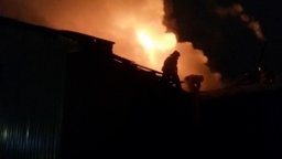 Пожарно-спасательные подразделения ликвидируют открытое горение на улице Зеленой в Хабаровске