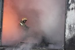 Хабаровские огнеборцы ликвидируют пожар в частном доме на переулке Литовском