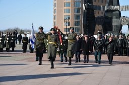 В Хабаровске возложили венок и цветы к Вечному огню мемориала Славы