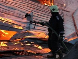 Крышу жилого дома в поселке Краснореченкое тушили хабаровские огнеборцы