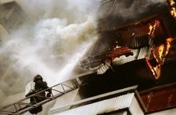 Горящий балкон в доме по улице Комсомольской тушили пожарные расчеты в Комсомольске