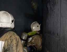 Причиной вызова пожарных стало возгорание на крыше здания кафе «Амур» на улице Воронежской в Хабаровске