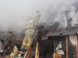 Заброшенный дом в садах «Энергетик» Комсомольского района тушили пожарные