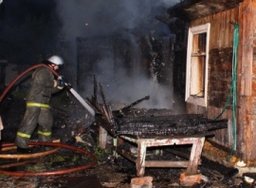 Пожарные расчеты тушили баню надворные постройки в садовом обществе «Дружба»