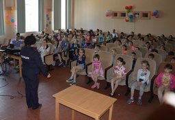 Госавтоинспекторы Хабаровского края проводят акцию «День дорожной безопасности» в летних оздоровительных лагерях