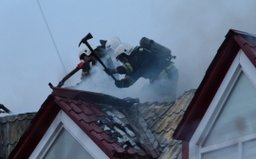 Загорание крыши в частном доме ликвидировали три пожарных расчета в Комсомольске на улице Лазо