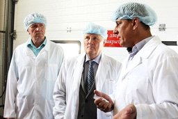 Депутаты Юрий Матвеев и Юрий Минаев побывали на Переяславском молочном заводе