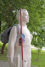 В аллее парковых скульптур статуи по мотивам советской эпохи
