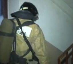 Комсомольские огнеборцы ликвидировали пожар в многоэтажном доме на улице Калинина, 41