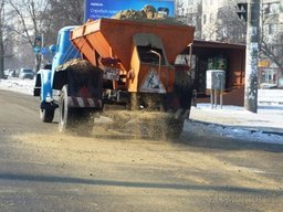 К зимнему гололеду на дорогах в Хабаровске готовятся уже сейчас