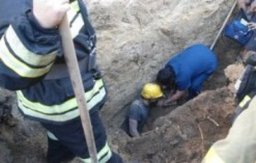 В Хабаровском районе мужчин завалило грунтом