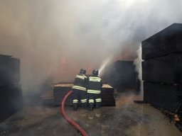 Хабаровские огнеборцы локализовали пожар на складе на переулке Производственный,18