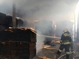 Хабаровские огнеборцы ликвидировали открытое горение на переулке Производственный,18
