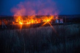 В Хабаровске в ночь на понедельник, 22 августа, произошел пожар в одноподъездном многоквартирном деревянном жилом доме барачного типа по улице Карла – Маркса 163
