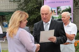 В Индустриальном районе Хабаровска были вручены сертификаты победителям конкурса на получение муниципальных грантов в области благоустройства дворовых территорий
